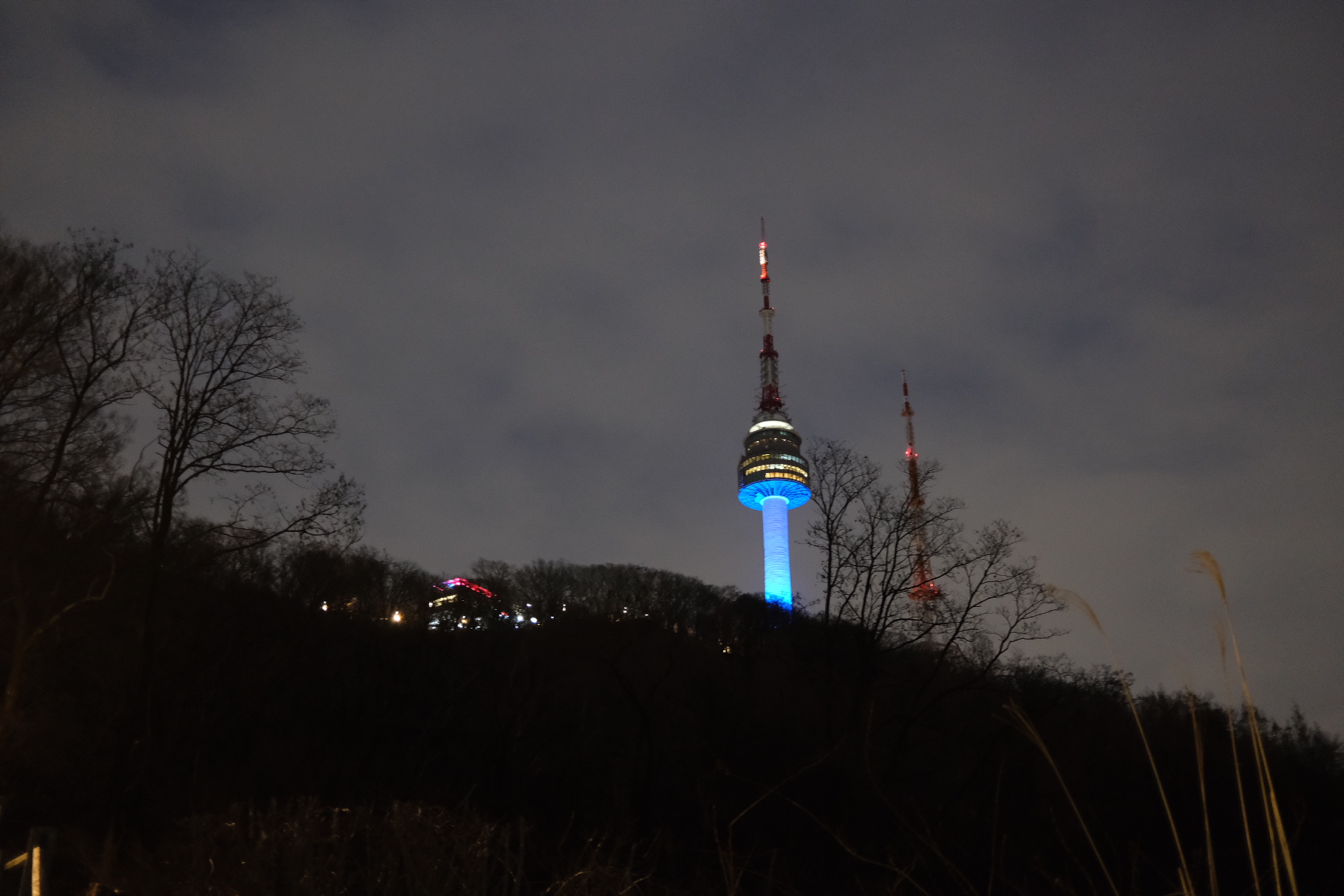 남산서울타워 걸어올라가는 길 타워모습