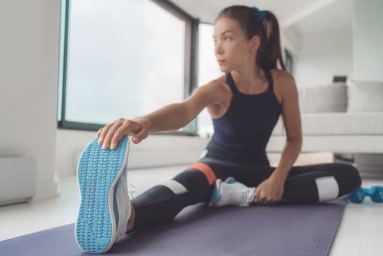 햄스트링 스트레칭 (Hamstring Stretch): 효과와 방법
