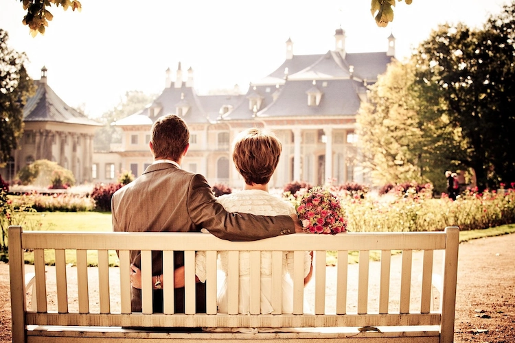 부부기념일을 즐기는 부부