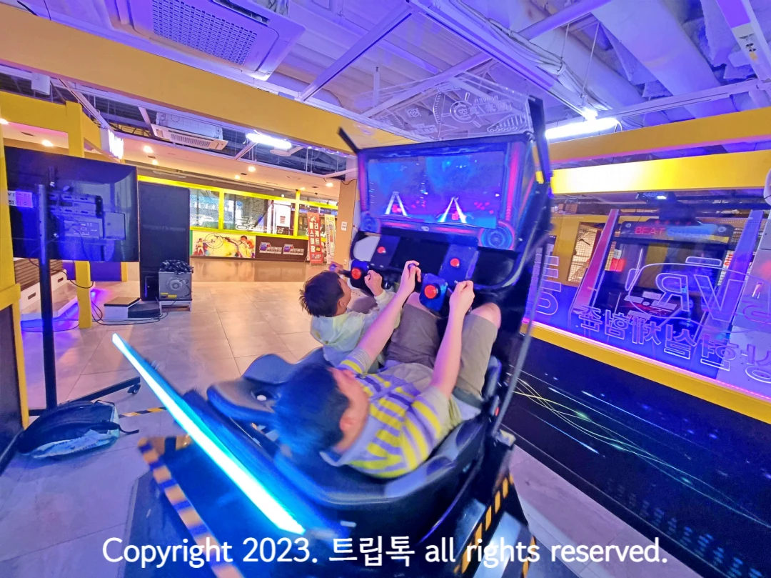 두사람이 4d 게임지게 앉아서 조종하는게 좌석이 아예 하늘을 보고 뒤집혀있다.