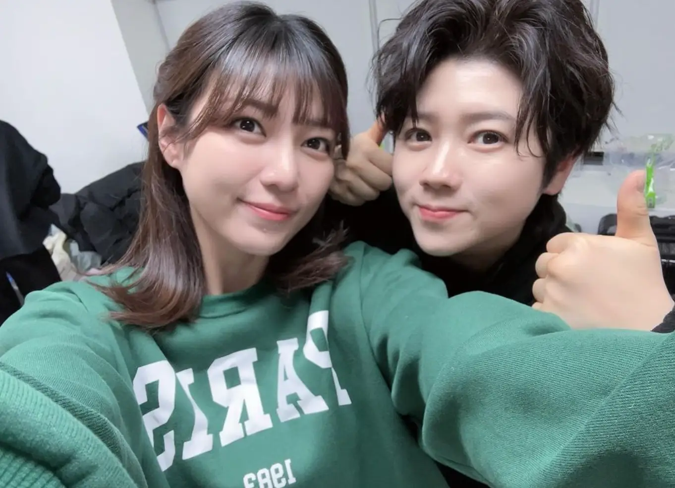 한일-초록생 후드티를 입은 후쿠다 미라이 뒤 마이진과 함께 셀카를 찍는 모습