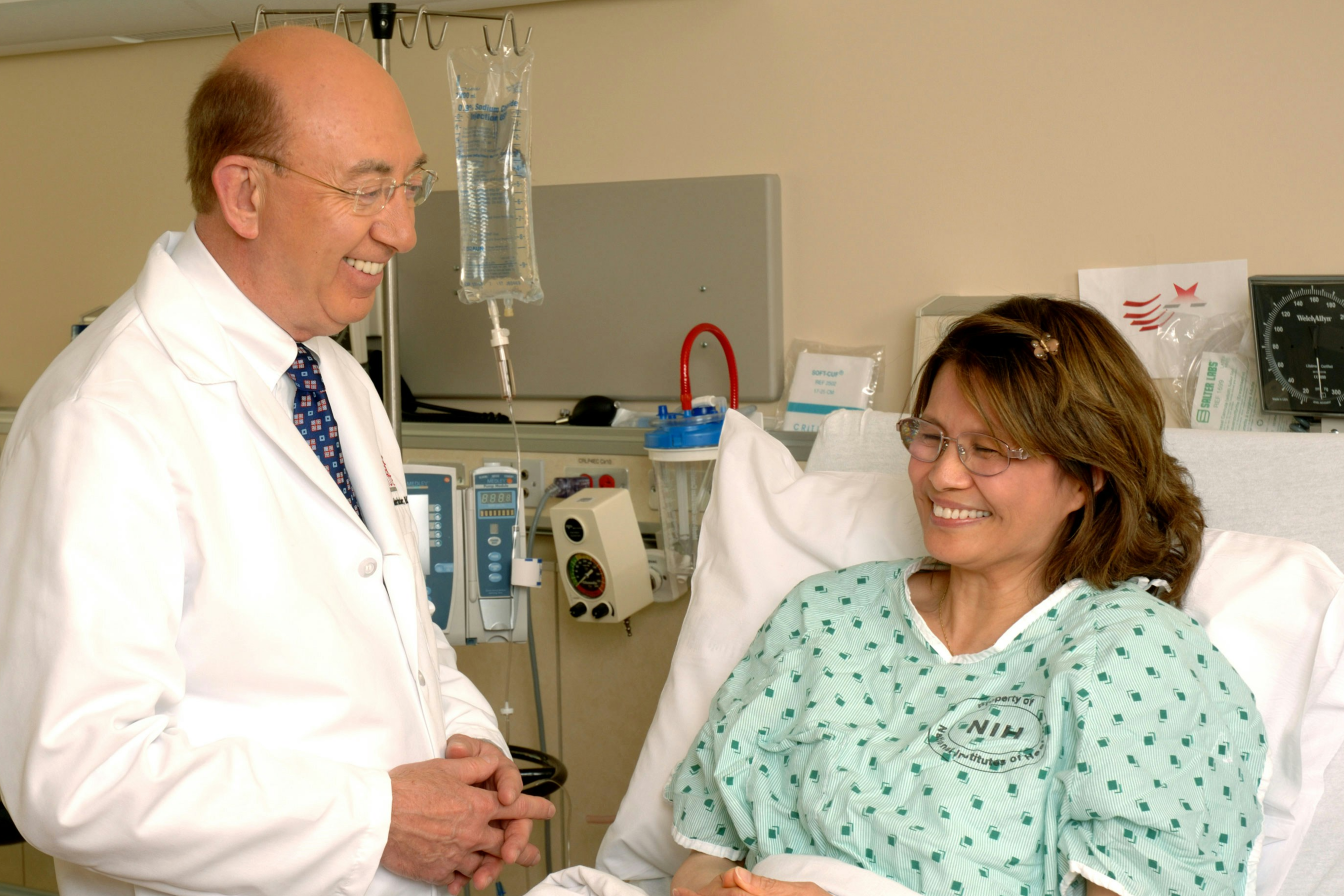 환자와 소통하는 의료진의 모습