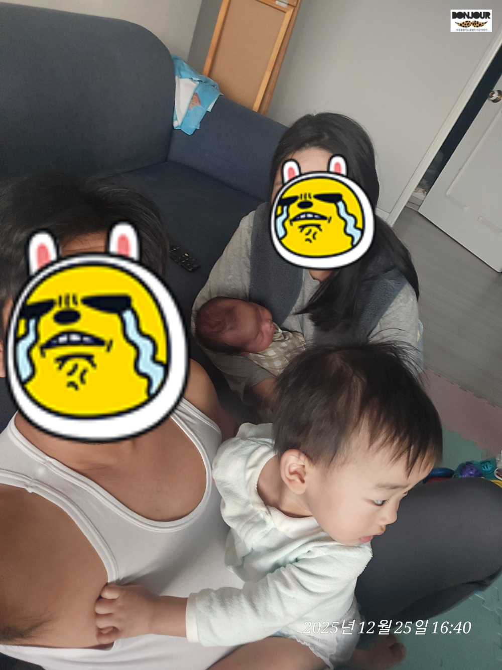 초보 육아맘 육아대디 아기와 함께하는 가족 모습