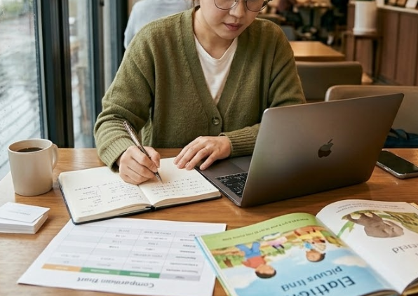 카페에 앉아 노트북과 다이어리를 펴놓고 꼼꼼하게 메모하며 비교하는 엄마의 모습