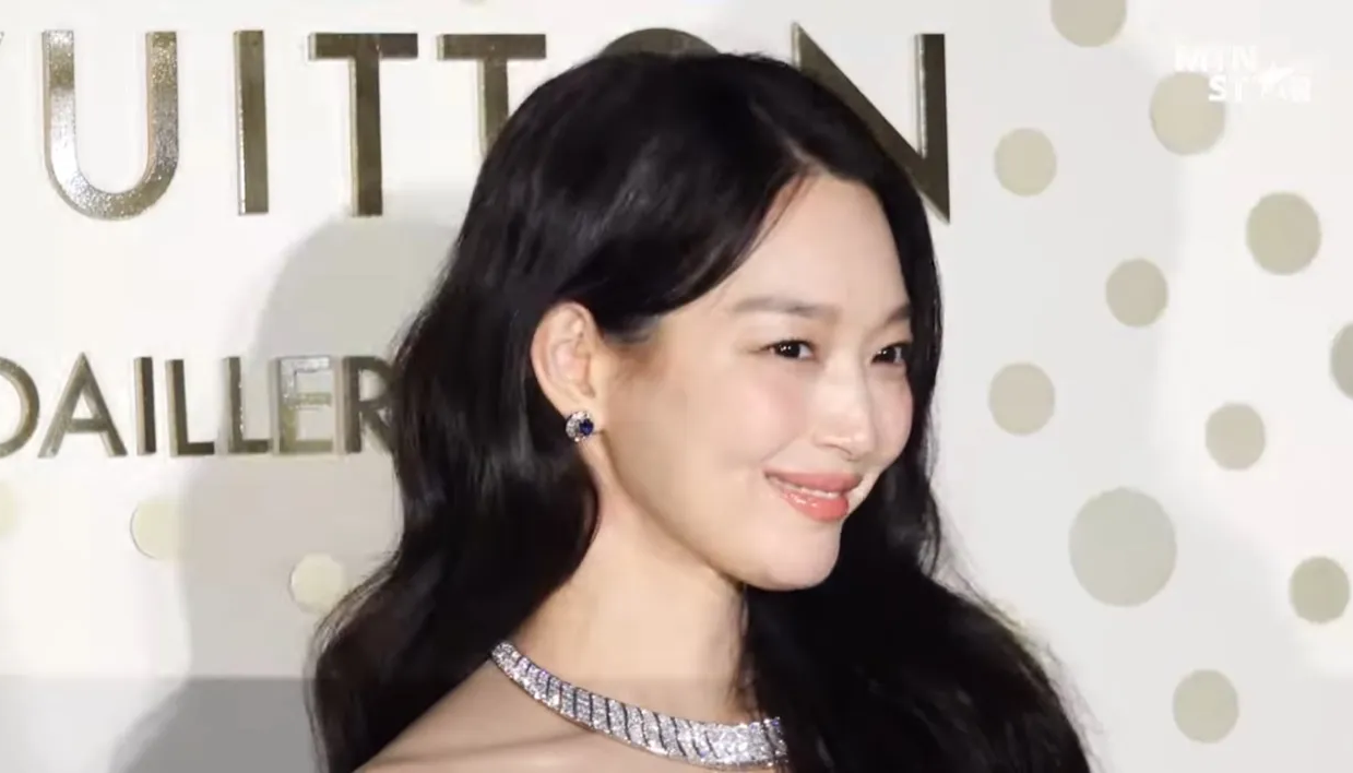 루이비통 하이 주얼리, 루이비통 버츄어시티 컬렉션, 신민아 화보, 신민아 루이비통, 고소영 패션, 고소영 동안 비결, 다이아몬드 반지 추천, 오프숄더 드레스 코디, 하이 주얼리 스타일링, 40대 여성 하이 주얼리, 명품 주얼리 브랜드, 셀럽 착용 주얼리, 공유 수트핏, 공유 공식석상 패션, 명품 수트 코디법, 신민아 공유 루이비통, 공유 신민아 투샷, 루이비통 커플 화보, 남녀 하이 주얼리 스타일링