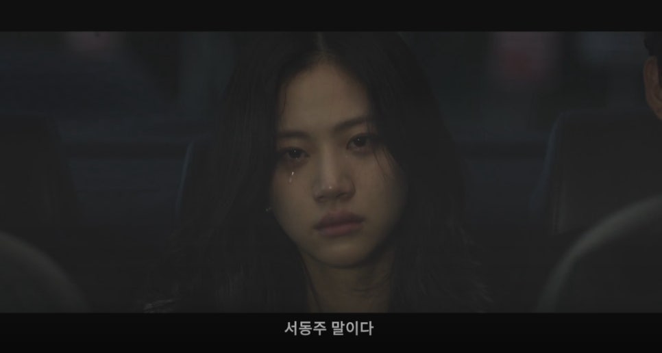 눈물을 흘리는 여성, 슬픔과 절망이 가득한 표정.