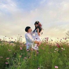 코스모스가-흐드러지게-피어난-곳에서-애인을-안고있는-남자