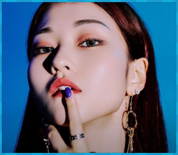 손가락을 입술에 댄 쎄라