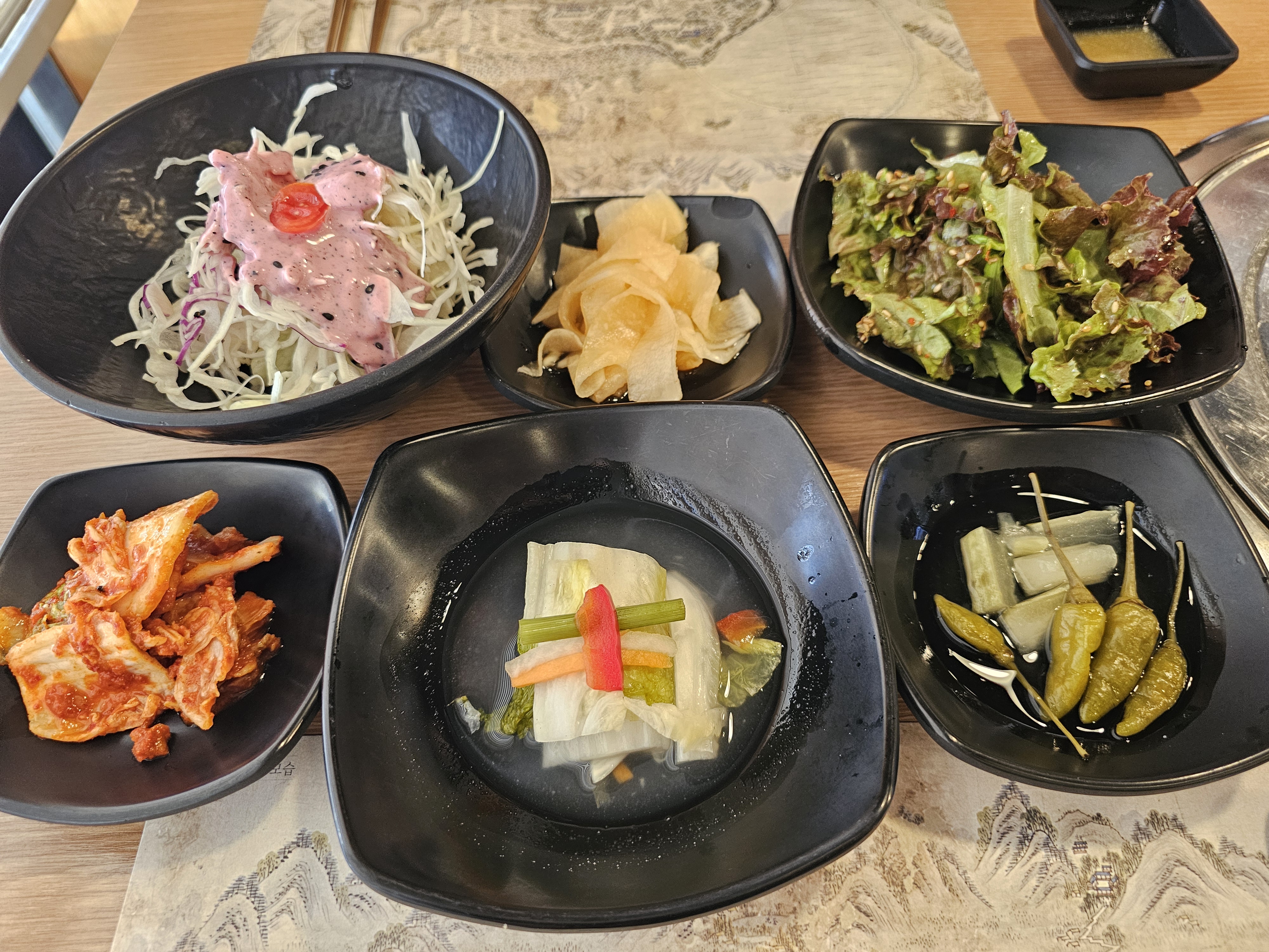 진주냉면 산홍 밑반찬, 초무침과 백김치말이 등 6종