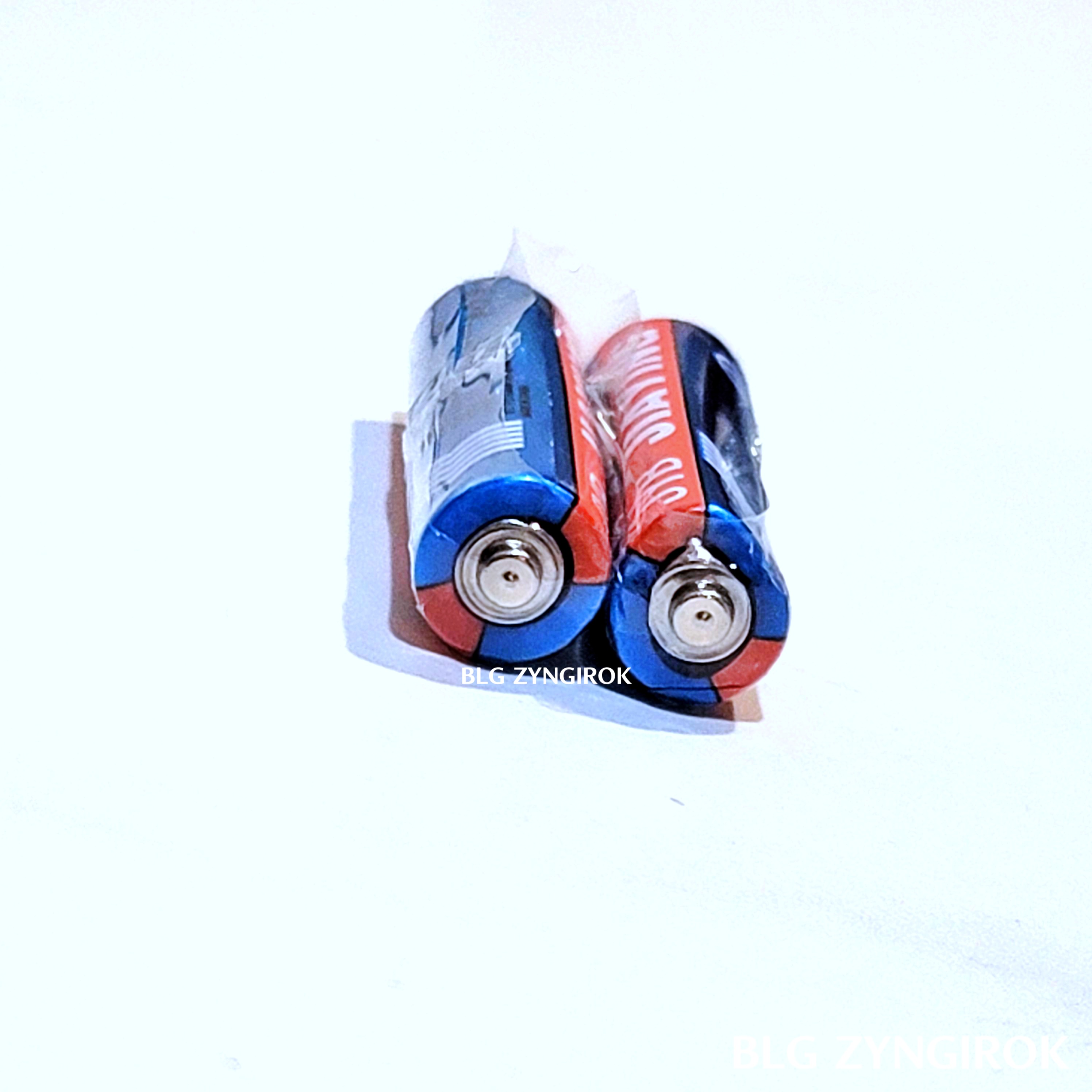 무아스 더 슬림핏 체지방 체중계에 들어있던 건전지가 찌그러져 있는 모습이다.