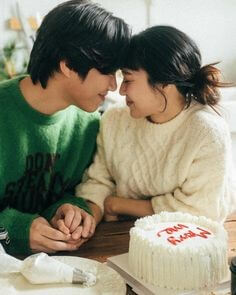 케익을-개봉하고-서로-얼굴을-맞대로-미소짓는-연인