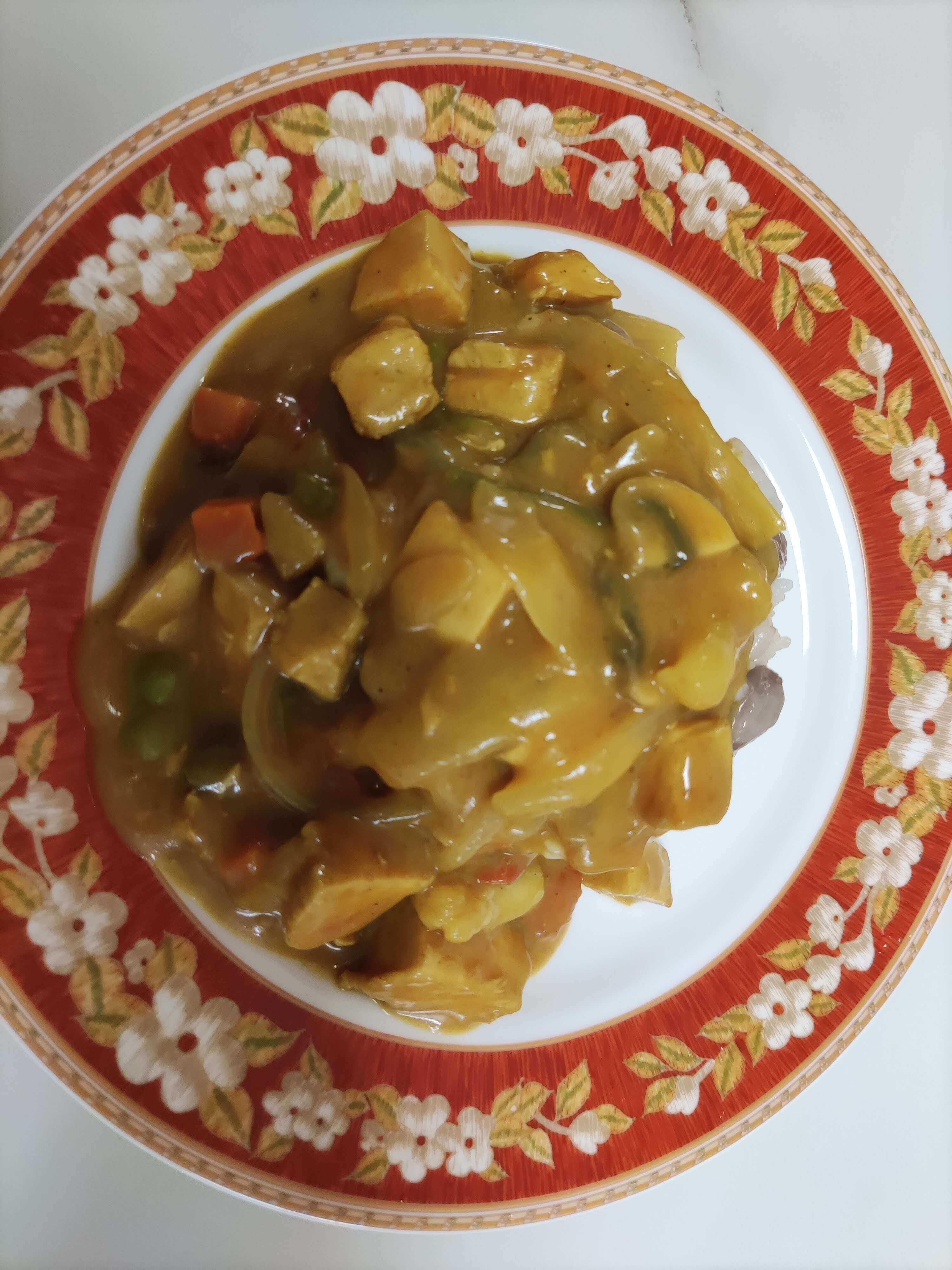 완성된 양송이버섯 토마토 닭가슴살 커리가 밥 위에 올려진 모습