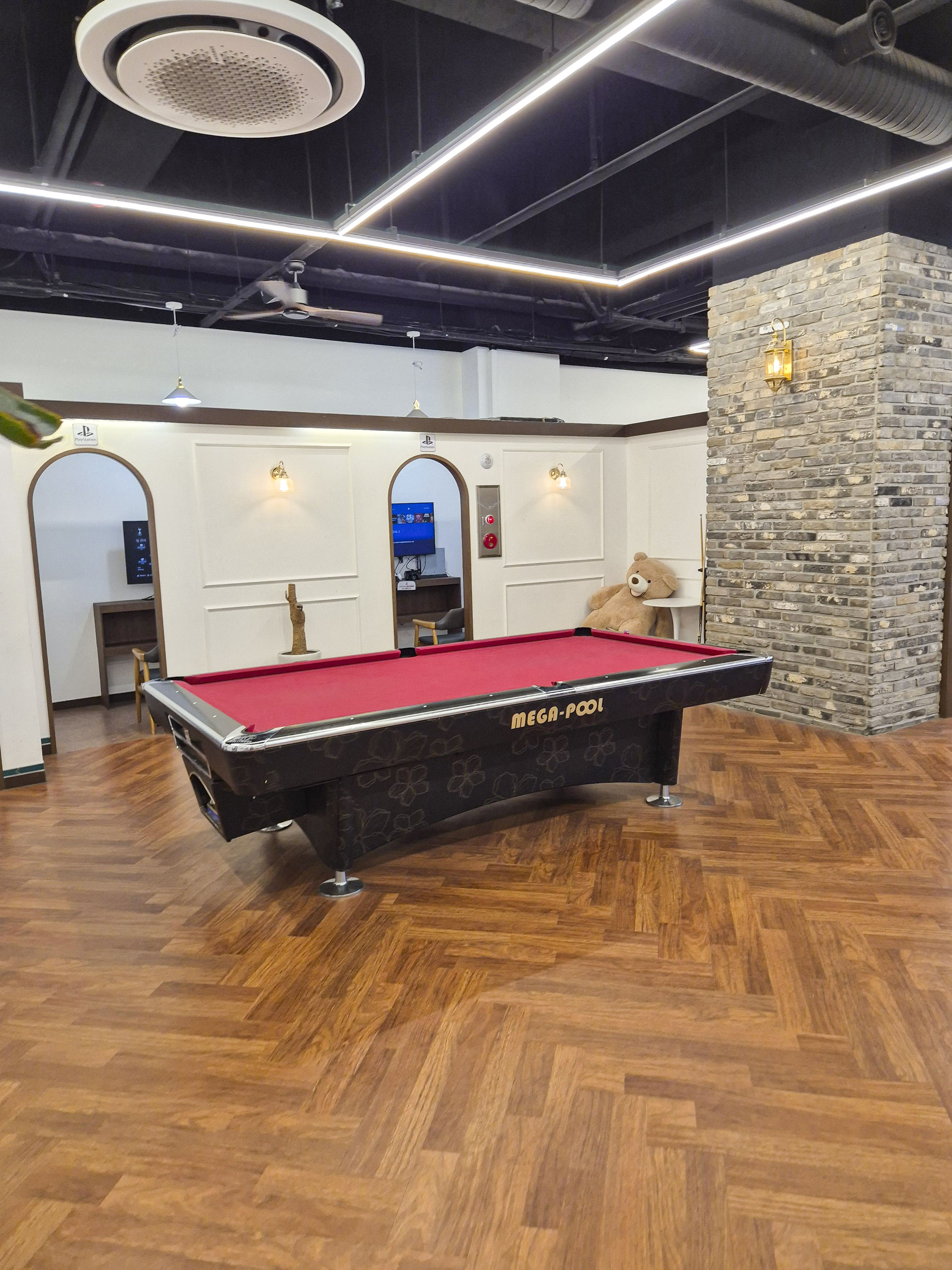 파주 보드게임 카페 보드스테이지의 당구대