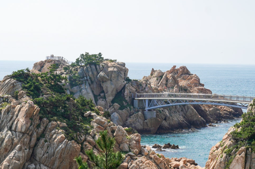 울산 대왕암공원 해안산책로에서 보는 대왕암과 대왕교