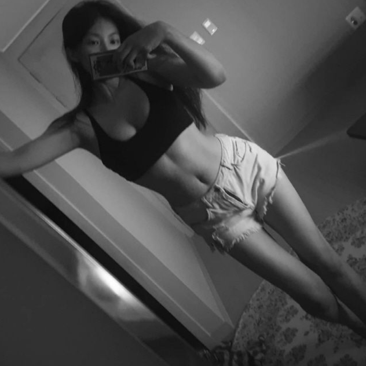 이채영 셀카 허리라인