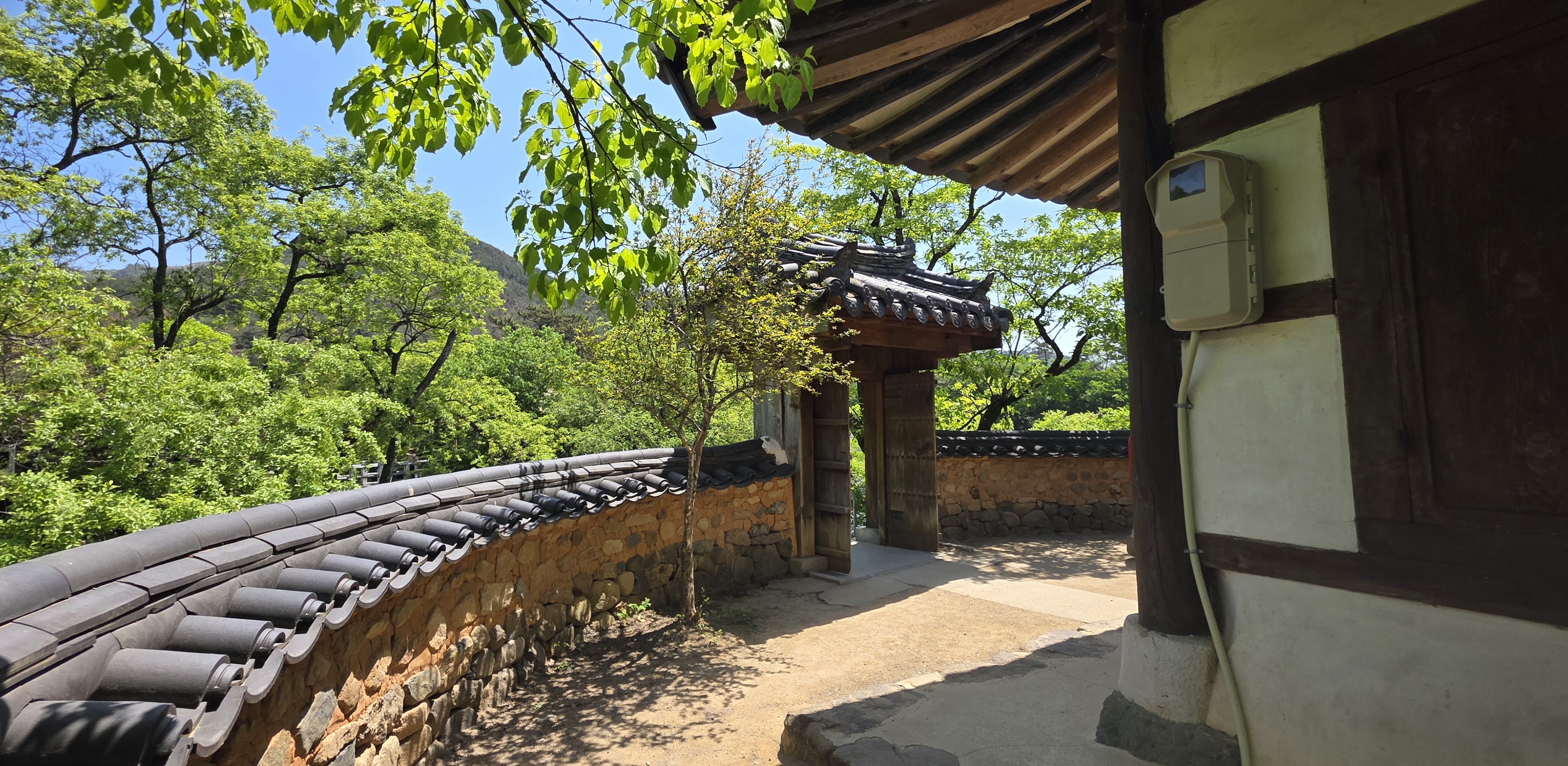 완재정 입구를 지나서 본 완재정 측면