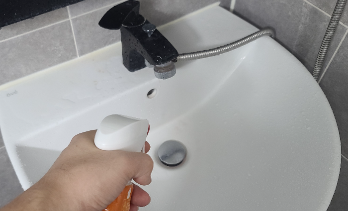 세면대 선반 물때 화장실 청소 유한락스 멀티액션 화장실청소용 시작