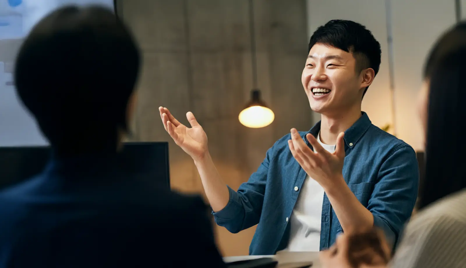 인사말을 하는 사람