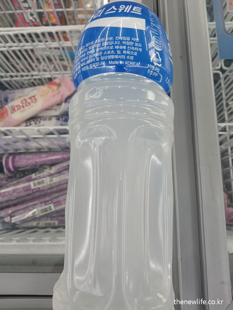 Pocari Sweat electrolyte drink bottle/포카리스웨트 이온음료 병-열사병 예방 음료/열사병과 일사병의 차이 설명 이미지