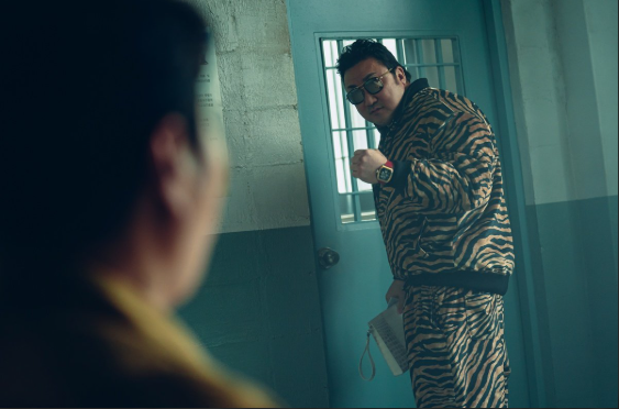 교도소 문 앞에 서 있는 마동석 배우님