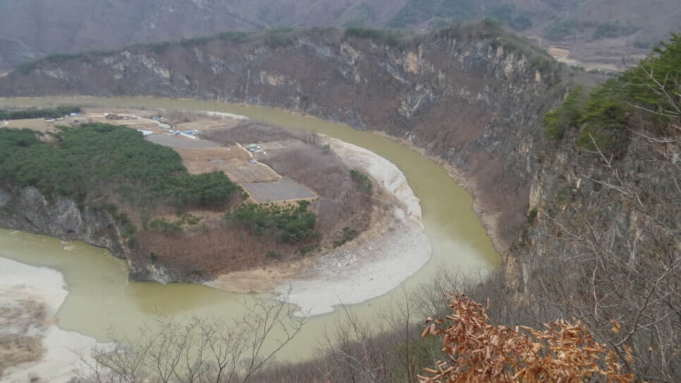 100대 명산 등산하기 스물세번째 동강 백운산 등산하면서 굽이굽이 흐르는 동강과 주변 산들이 연출해 내는 절경