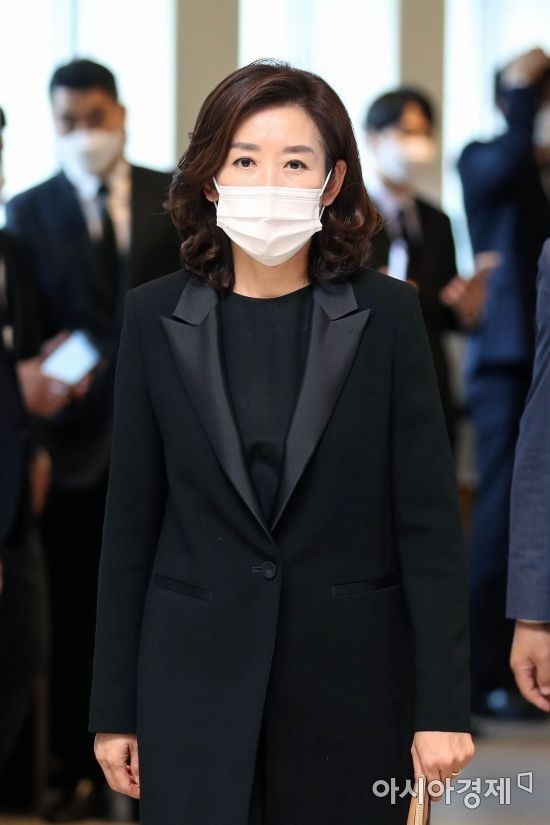 겨울 여자 조문 의상