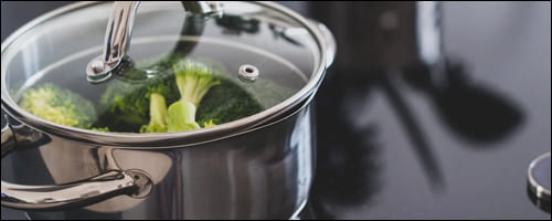 브로콜리를 데치고 있는냄비