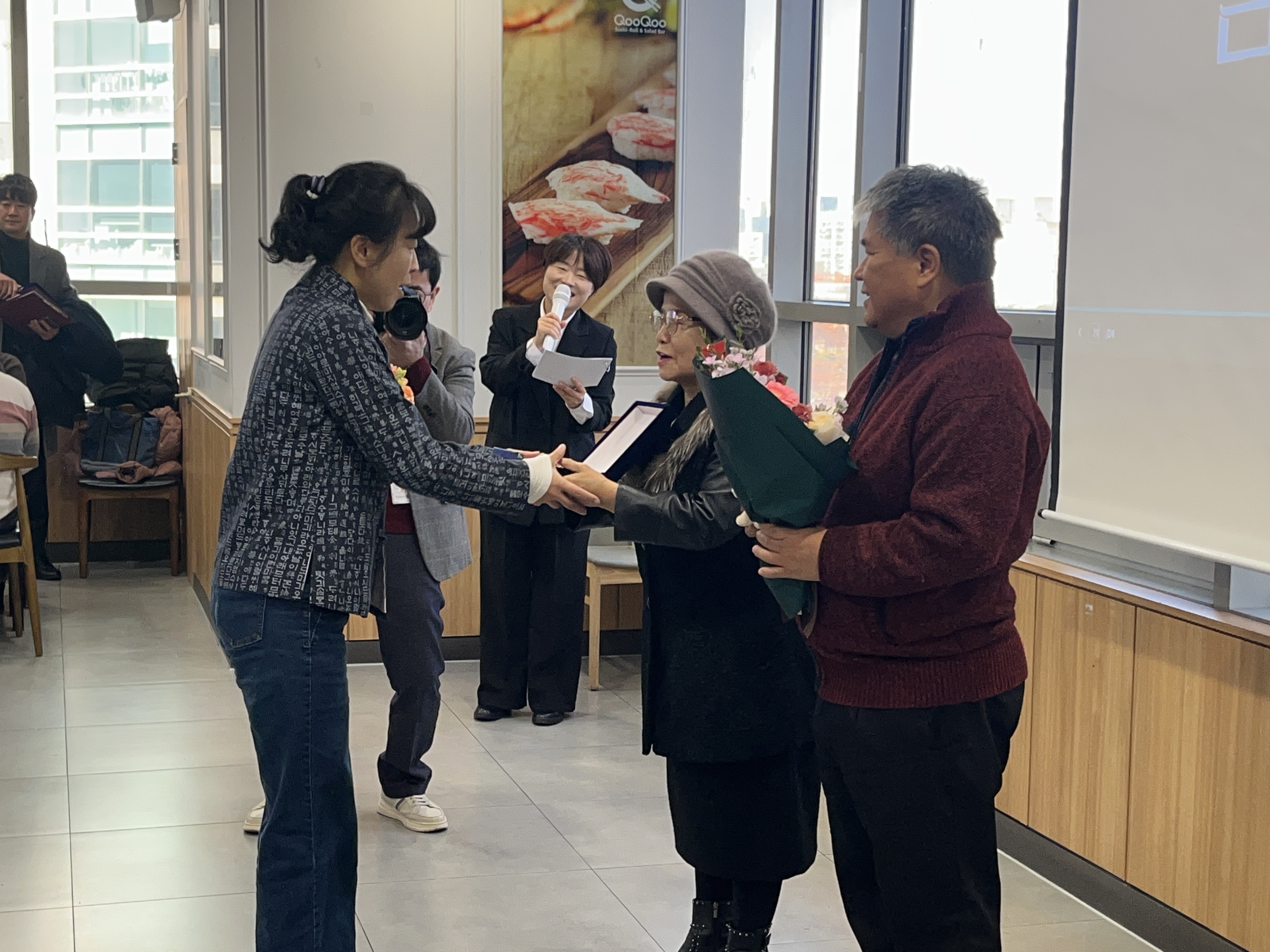 김영림의원에게 감사패 전달하는 모습