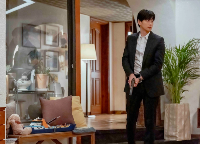 강동원 배우님이 총을 들고 있는 모습