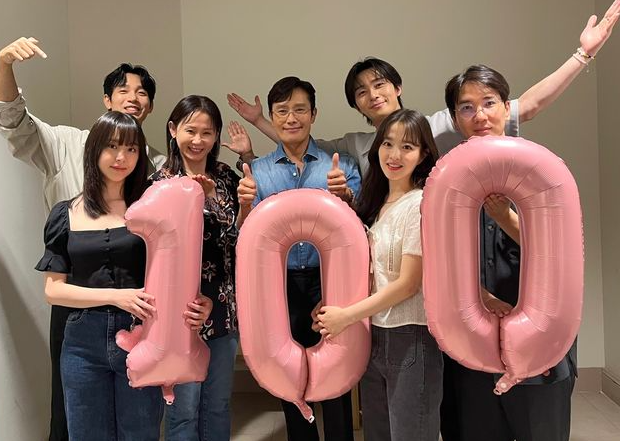 콘크리트유토피아-100만축하사진