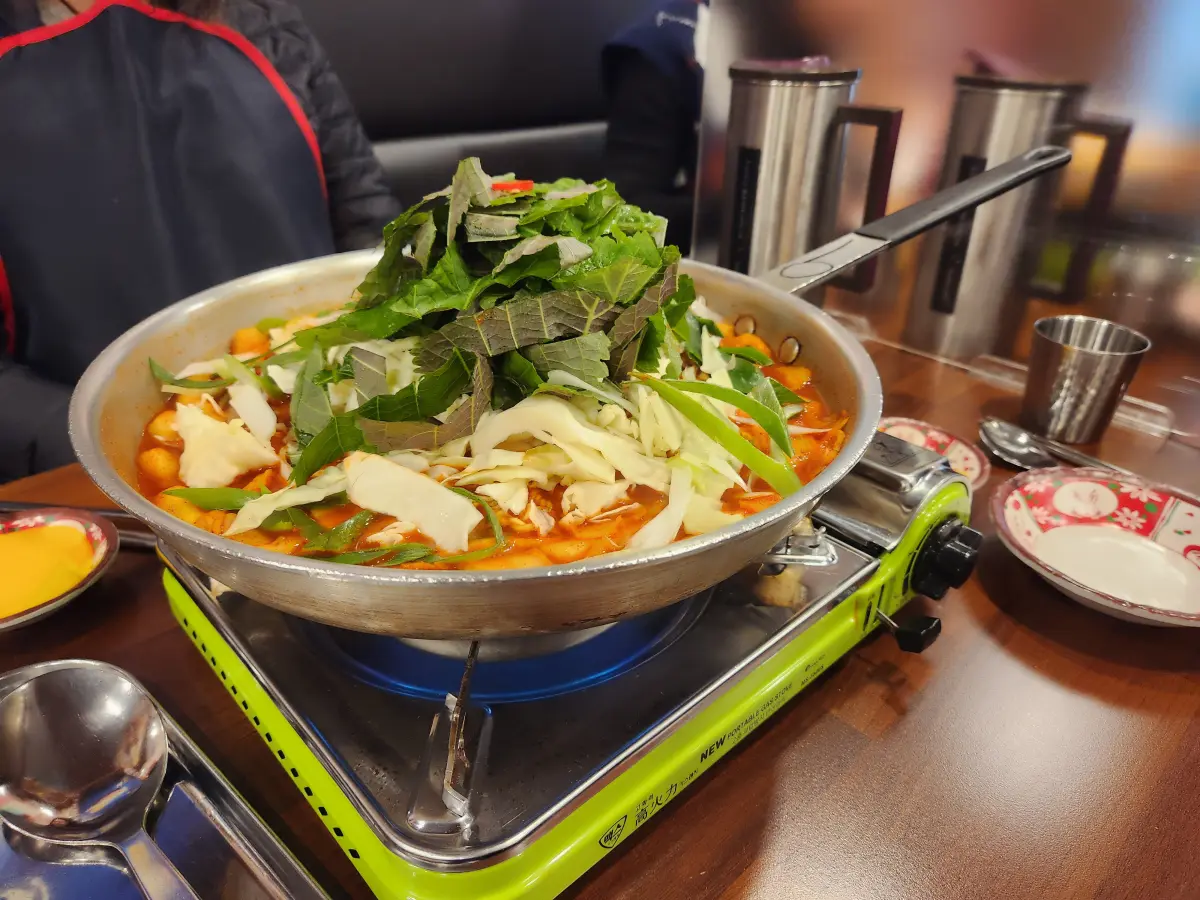 또보겠지떡볶이-가득한-깻잎과-떡볶이-사리들