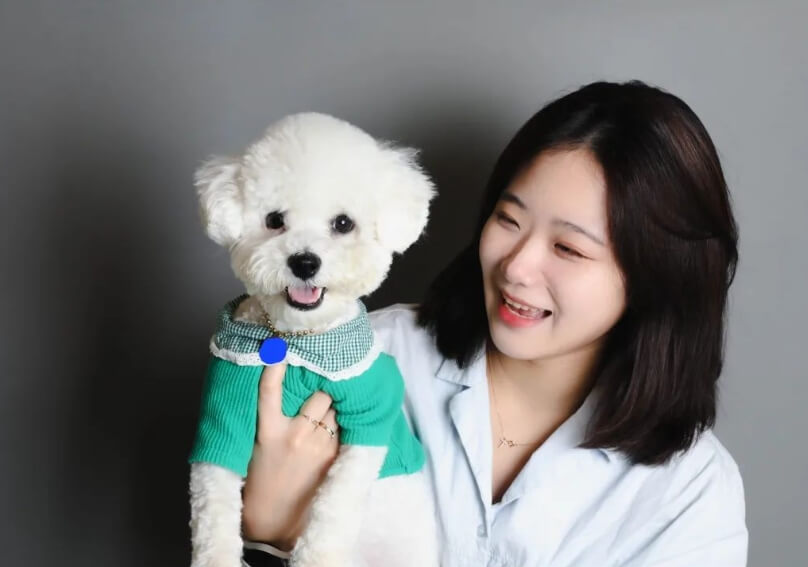 강아지를안고있는-여성의모습