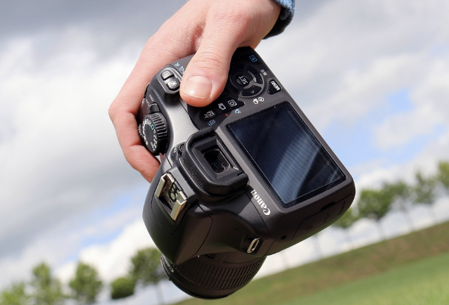 카메라 들고있는 사진