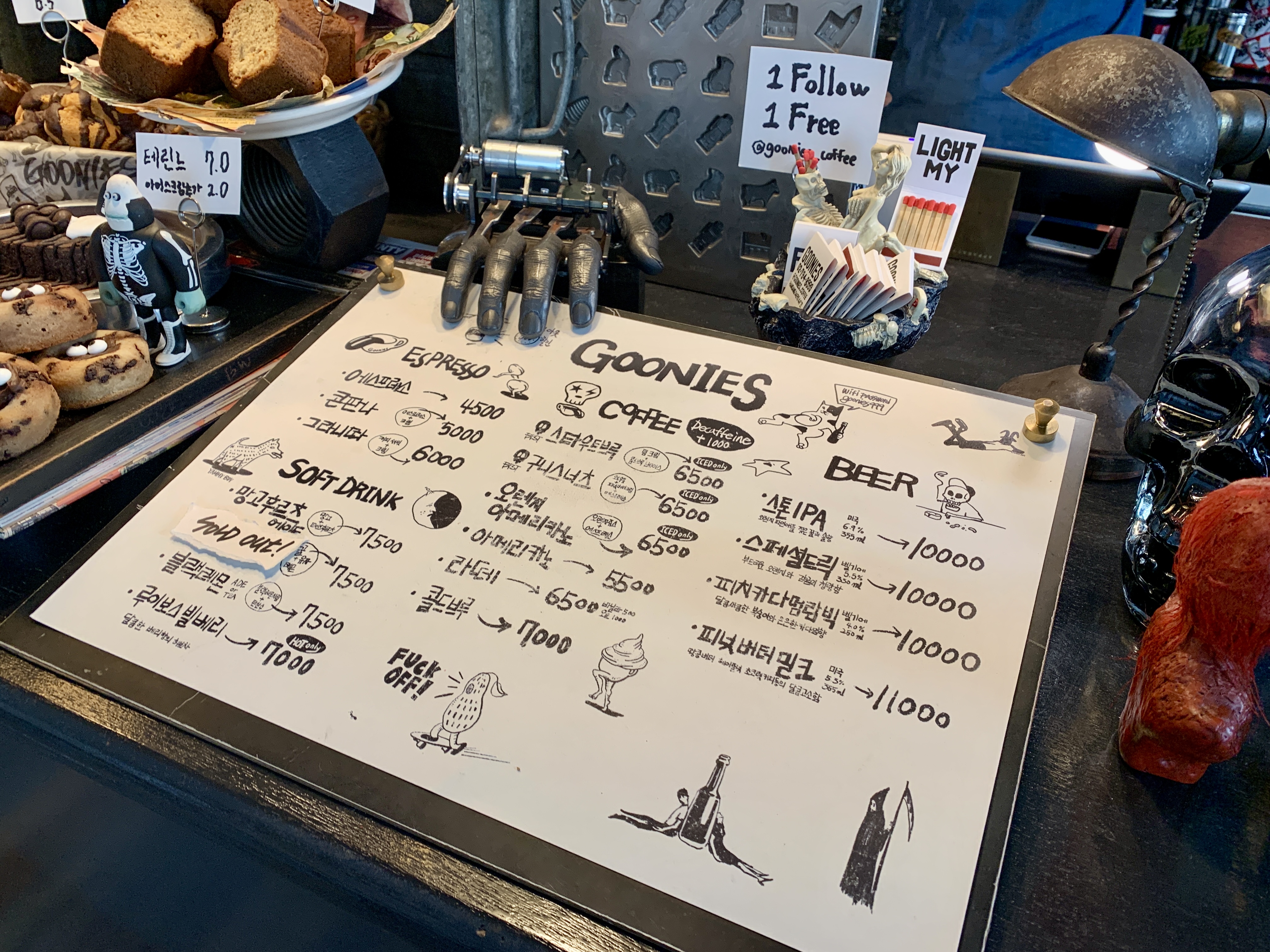 용리단길-힙한카페-할로윈카페-독특한카페-용산카페