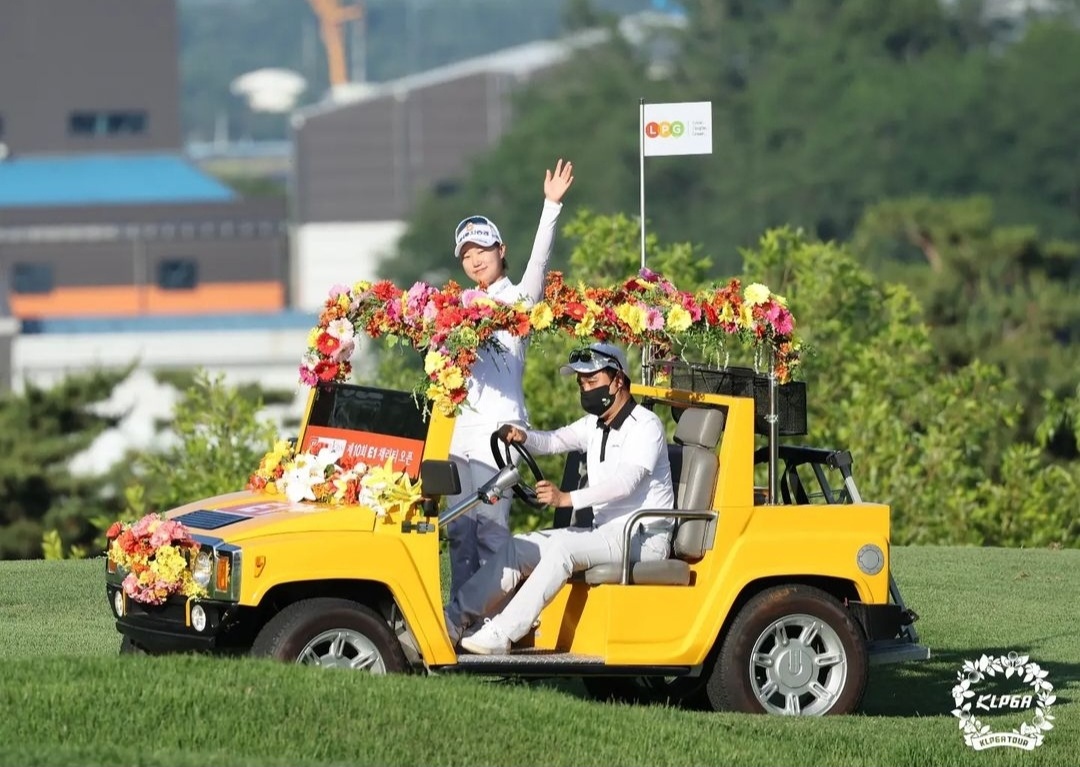 제10회 E1 채리티 오픈 정윤지의 우승 세리모니(이미지 KLPGA)