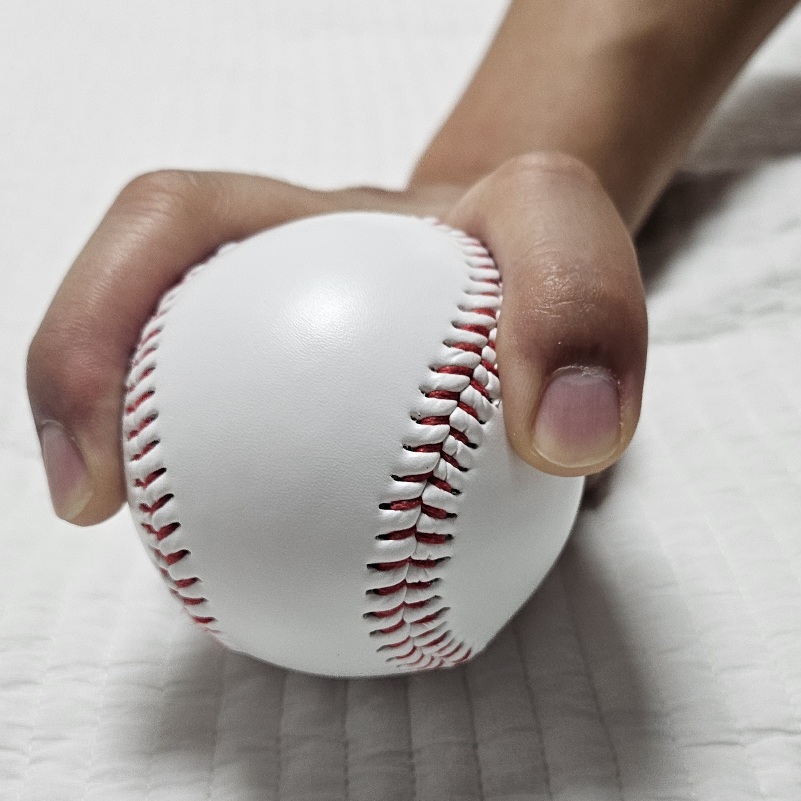 스플리터 그립, 중지와 검지르 벌려서 잡는다. 손가락에 상당히 힘이많이 들어가 있다.