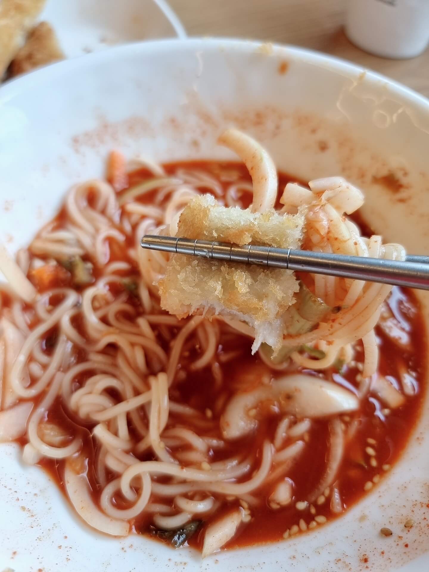 비빔국수와 돈까스를 함께 먹어봄