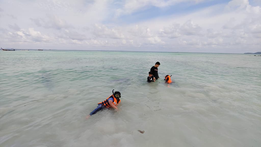 대나무섬 얕은 바다에서 스노클링과 물놀이하는 모습, 맑고 투명한 수심