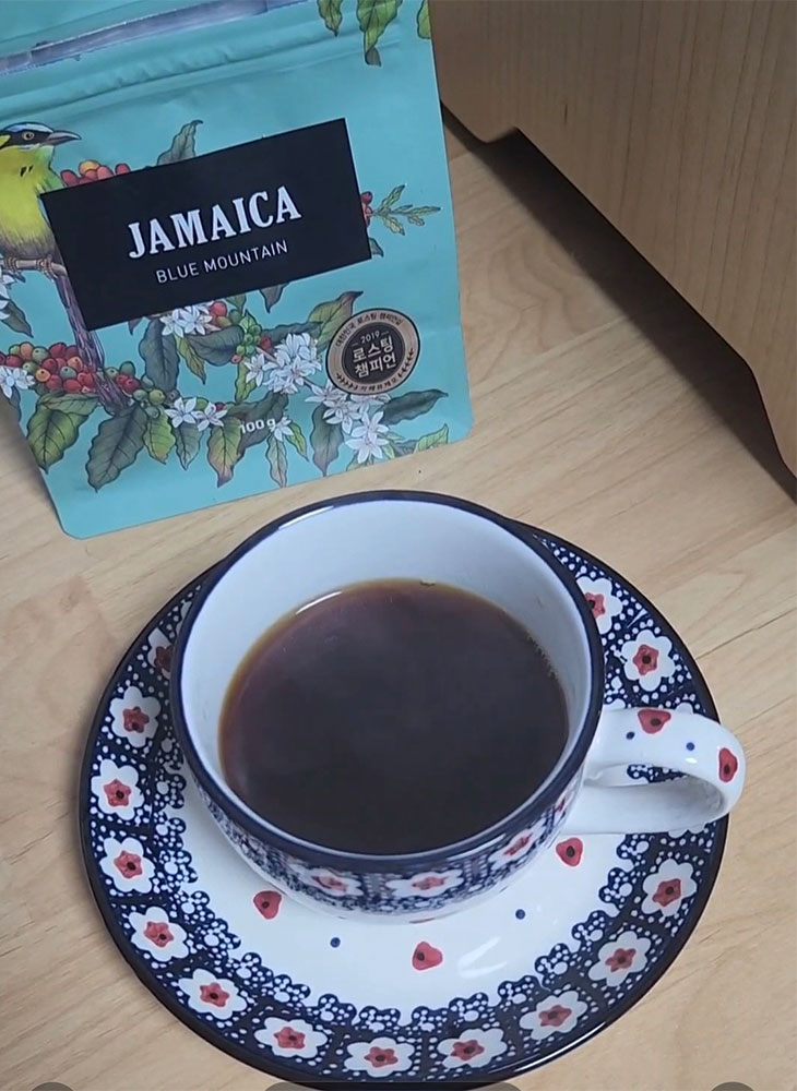 브루잉으로 만든 커피 한 잔