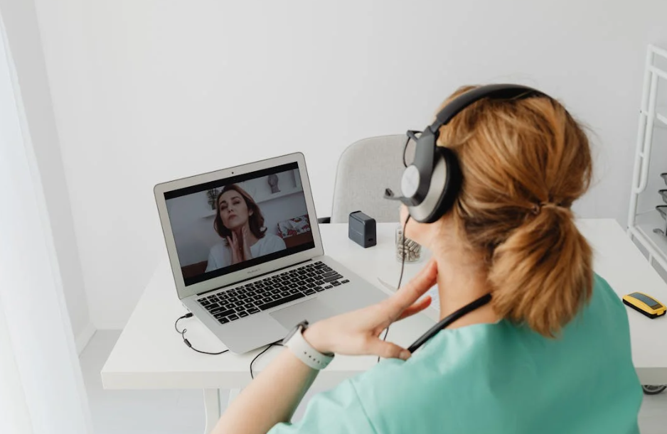 발음 연습하는 학습자 사진