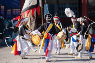 전통 악기의 부활: 전통 악기 수리 장인의 이야기