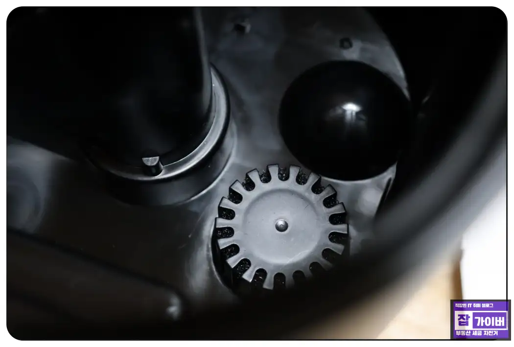 가습기 물통과 파츠를 분리해 건조하는 모습