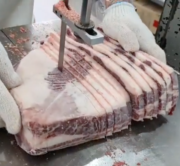 골절기로 수입갈비를 슬라이스 하는 모습