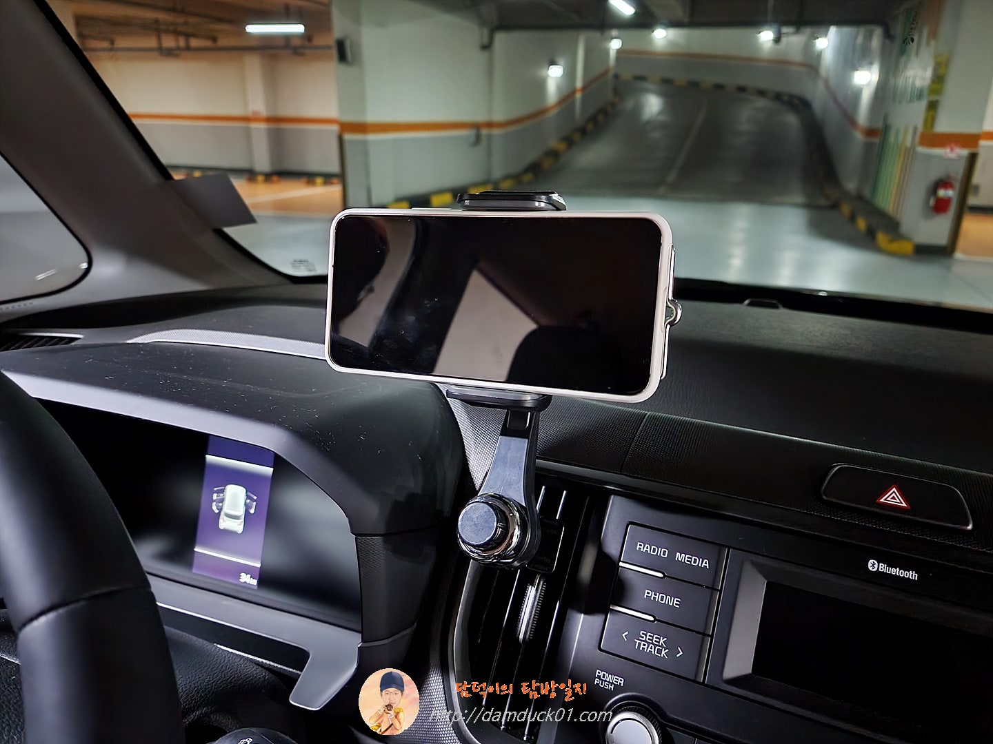 카멜레온360 송풍구형 스마트폰 거치대 블랙 B Type 레이 거치 모습