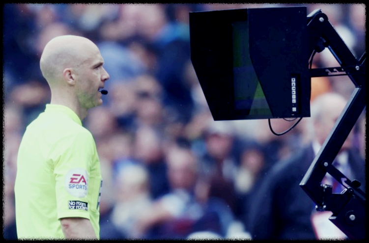 VAR 비디오 판독하는 주심