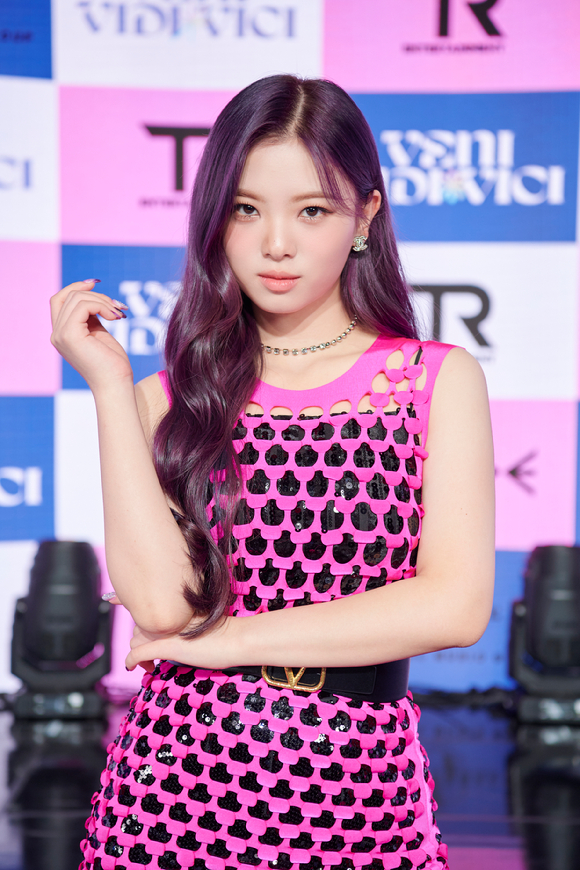 걸그룹 트라이비(TRI.BE) 진하가 12일 온라인으로 진행된 첫 번째 미니앨범 &#39;VENI VIDI VICI&#39; 발매 기념 쇼케이스에 참석해 포즈를 취하고 있다. [사진=티알엔터테인먼트&#44; 멜로우엔터테인먼트]