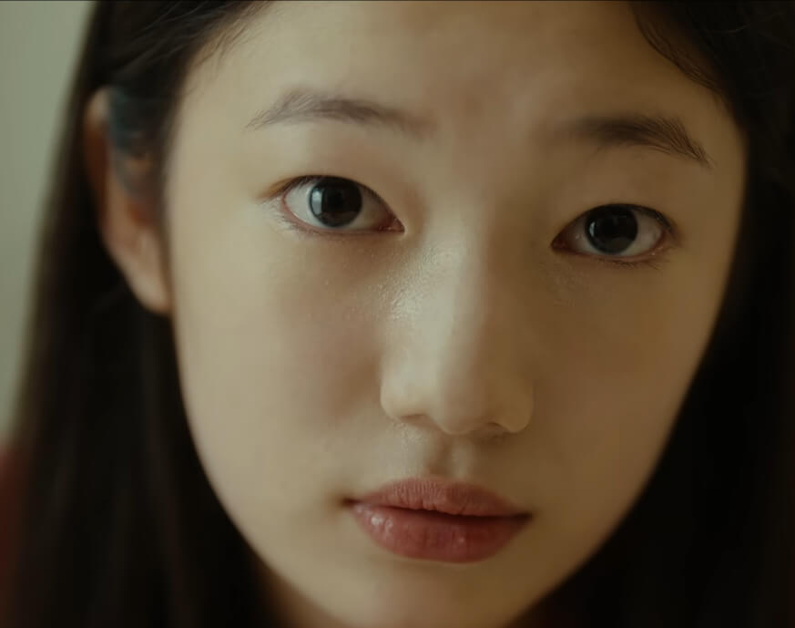 이나를 강한 눈길로 바라보는 혜림