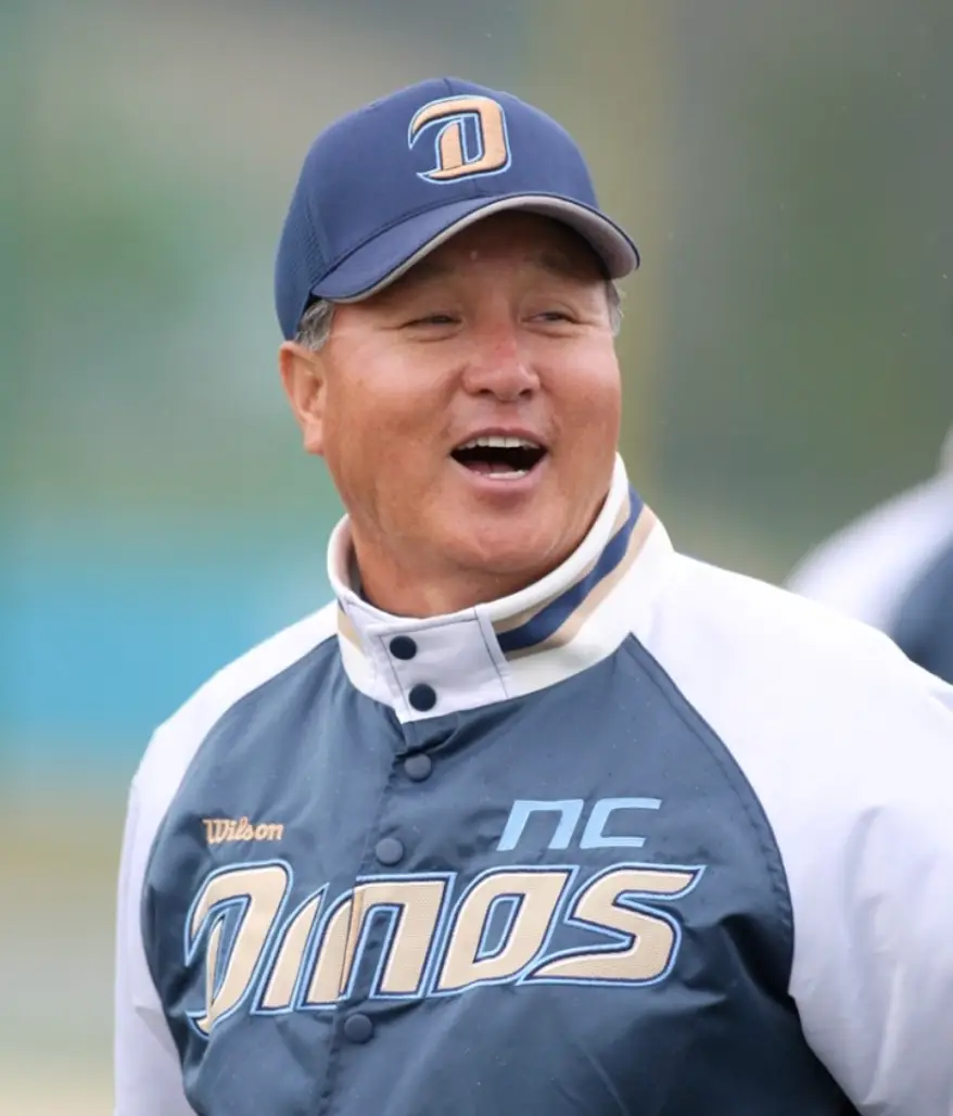 초록 야구점퍼를 입고 웃고있는 김경문 감독