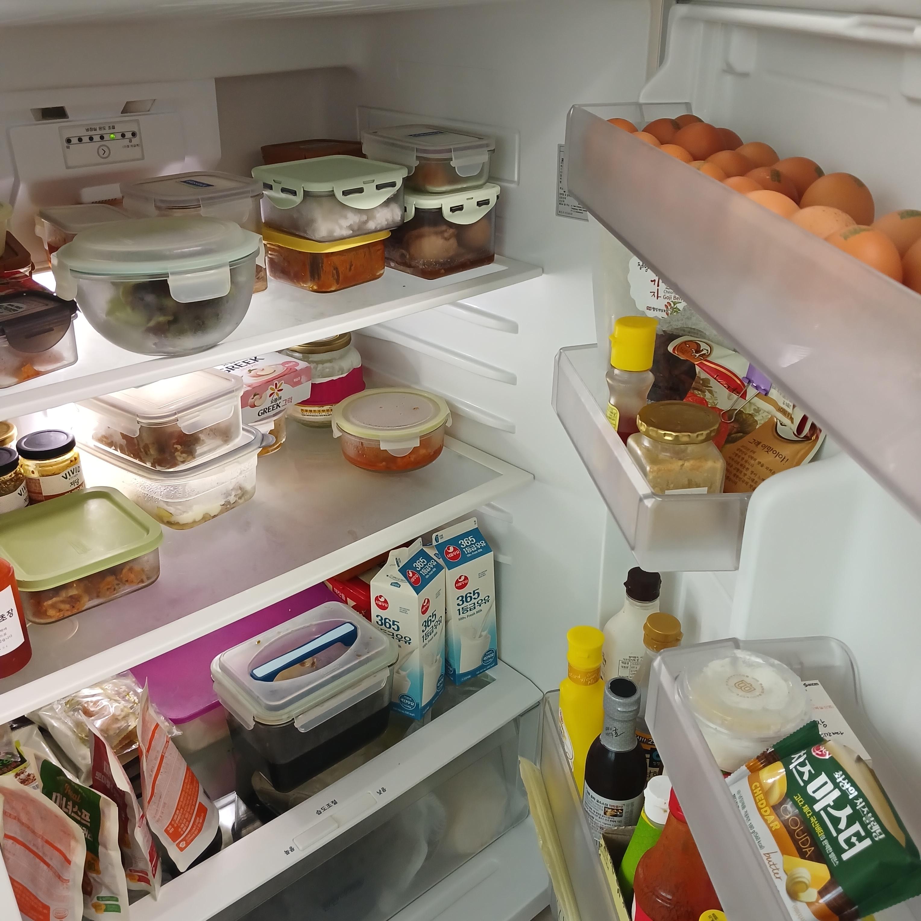 청소 전 음식물과 각종 용기로 꽉 차 있는 냉장고 내부 모습