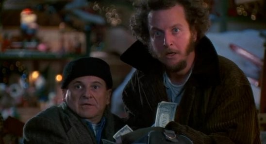 돈을 든 가방을 들고 있는 두 명의 남자